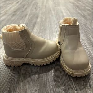 Cream toddler Chelsea boots. UK size 23, does 6.5 toddler girl